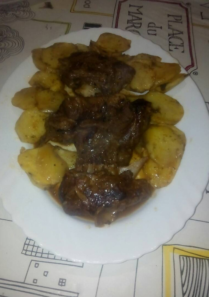 Una foto de Cabrito al horno a las hiervas y patatas 