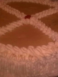 Una foto de Tarta de crema pastelera con licor de crema catalana y nata