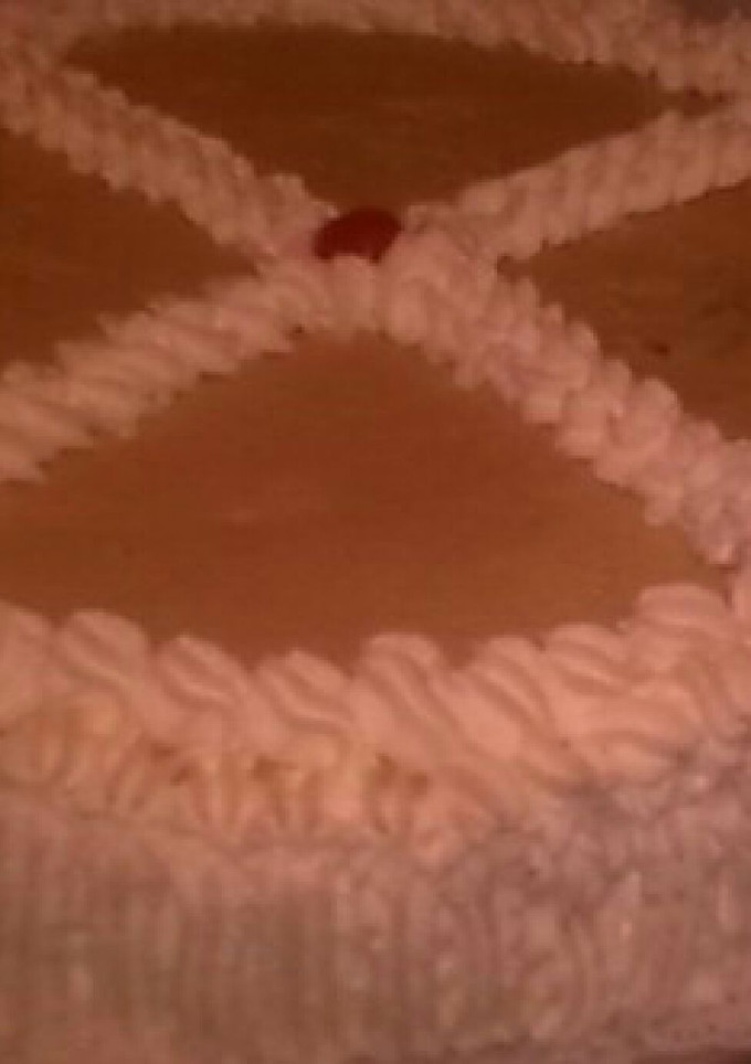 Una foto de Tarta de crema pastelera con licor de crema catalana y nata