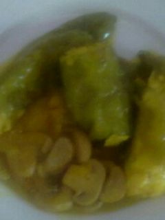 Una foto de Pimientos rellenos de tortilla de patatas y en salsa con champiñones