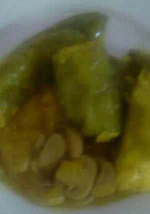Una foto de Pimientos rellenos de tortilla de patatas y en salsa con champiñones 