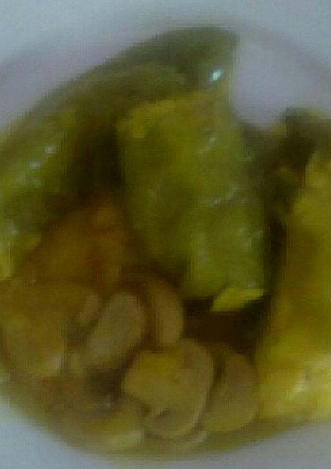 Una foto de Pimientos rellenos de tortilla de patatas y en salsa con champiñones 