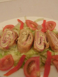 Una foto de Rollo de hojaldre relleno de queso a las finas hierbas y jamón york