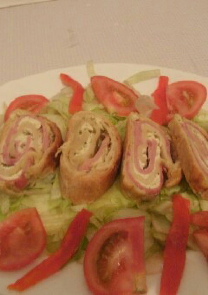Una foto de Rollo de hojaldre relleno de queso a las finas hierbas y jamón york