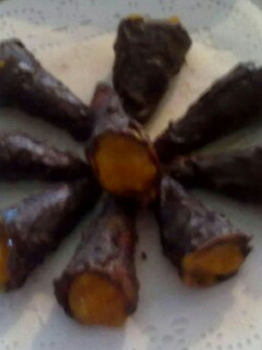 Una foto de caracolas rellenas de crema de naranja y cobertura de chocolate