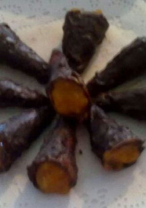 Una foto de caracolas rellenas de crema de naranja y cobertura de chocolate
