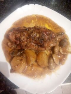 Una foto de muslo de pollo relleno de carne de ternera beicon y queso en lonchas 