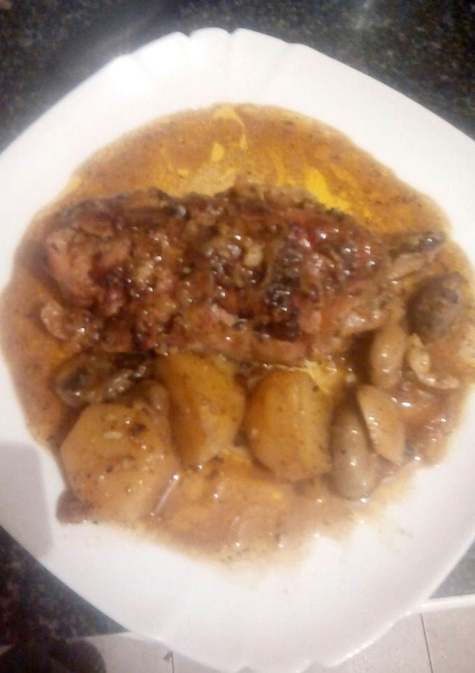 Una foto de muslo de pollo relleno de carne de ternera beicon y queso en lonchas 