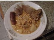 Una foto de espinazo de cerdo y garbanzos