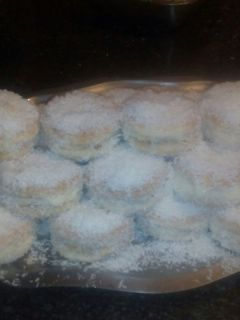 Una foto de Galletas rellenas de crema de mantequilla y coco