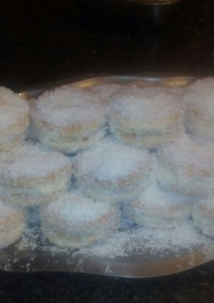 Una foto de Galletas rellenas de crema de mantequilla y coco