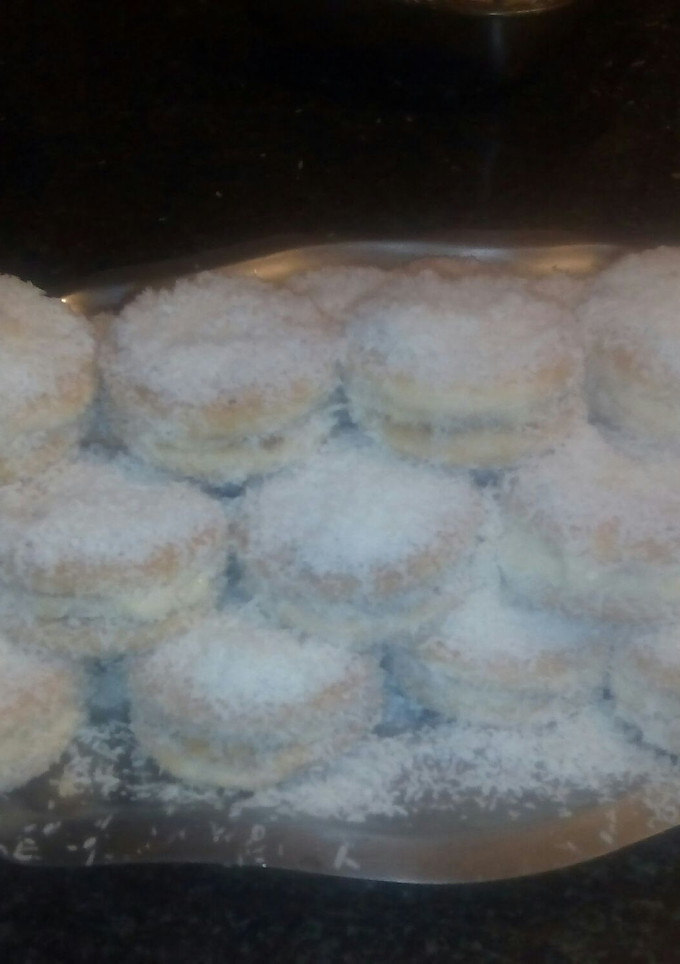 Una foto de Galletas rellenas de crema de mantequilla y coco