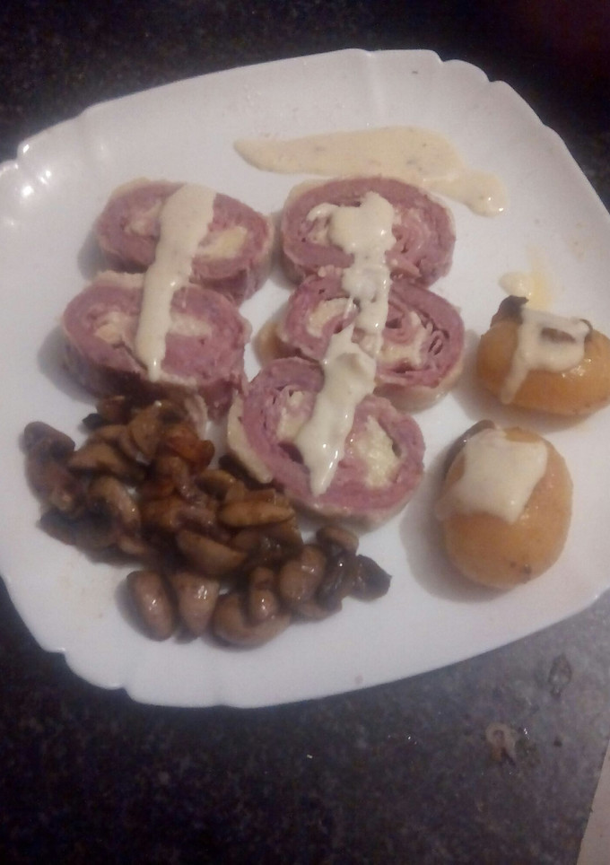 Una foto de Rollo de carne picada rellena de beicon queso briek y jamón york 