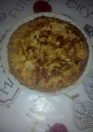 Una foto de Tortilla de calabacín, jamón york y queso 