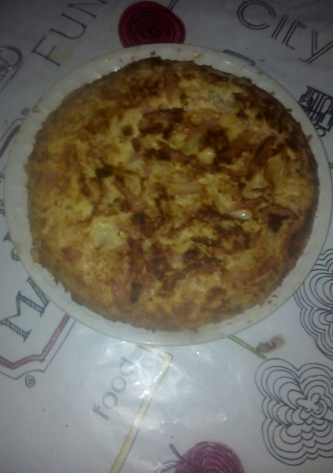 Una foto de Tortilla de calabacín, jamón york y queso 