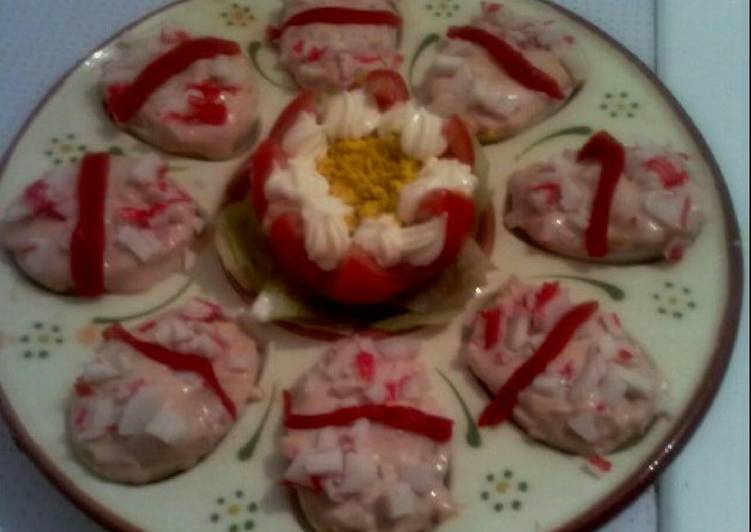 Huevos rellenos de gambas palitos de cangrejos