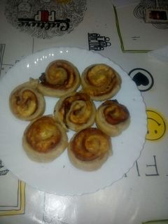 Una foto de Rollitos de hojaldre rellenos de jamón york queso y beicon 