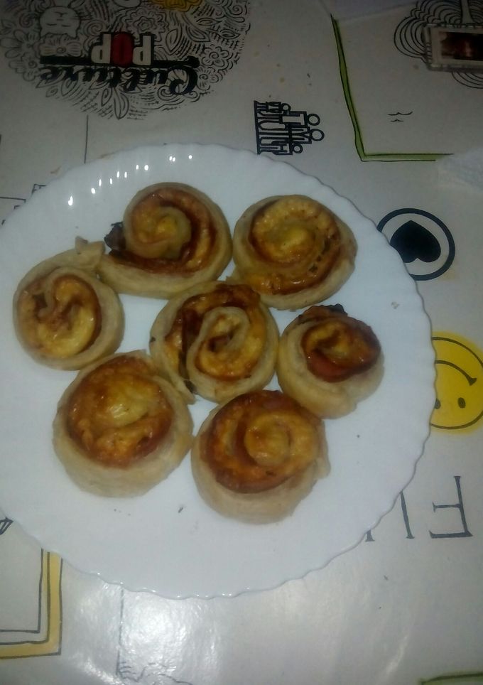 Una foto de Rollitos de hojaldre rellenos de jamón york queso y beicon 