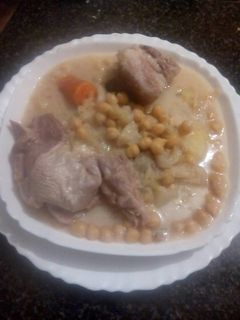 Una foto de cocido con repollo y cordero 