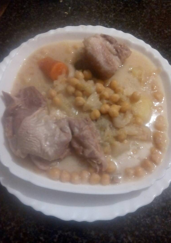 Una foto de cocido con repollo y cordero 