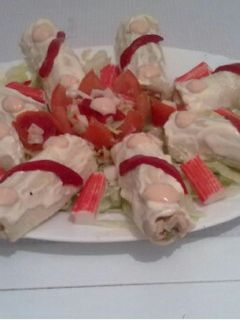 Una foto de Rollitos de pan de molde relleno de salmon y queso a la finas hiervas 