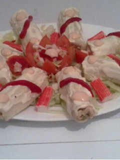 Una foto de Rollitos de pan de molde relleno de salmon y queso a la finas hiervas