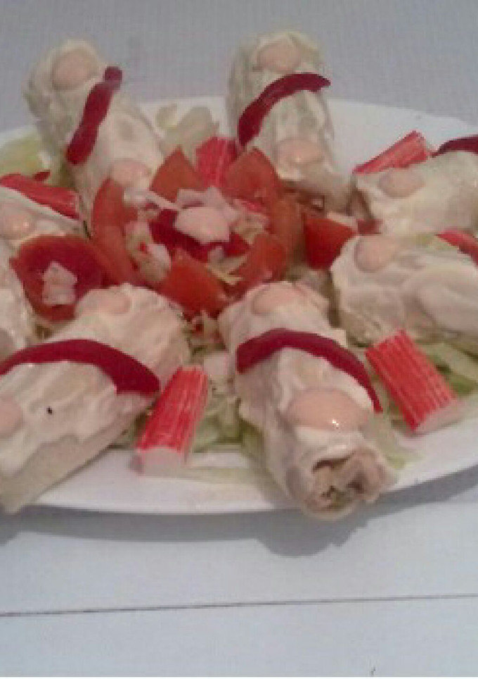 Una foto de Rollitos de pan de molde relleno de salmon y queso a la finas hiervas 