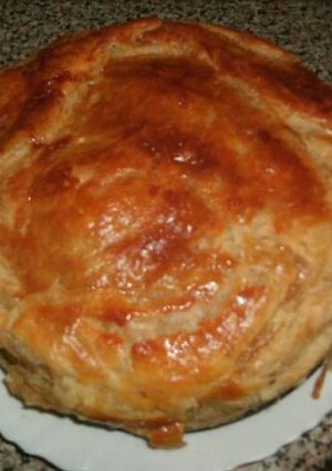 Una foto de Tortilla de patatas en hojaldre rellena de chorizo 