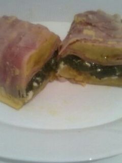 Una foto de Pastel de tortilla de patata, beicon, acelgas y jamán york y queso