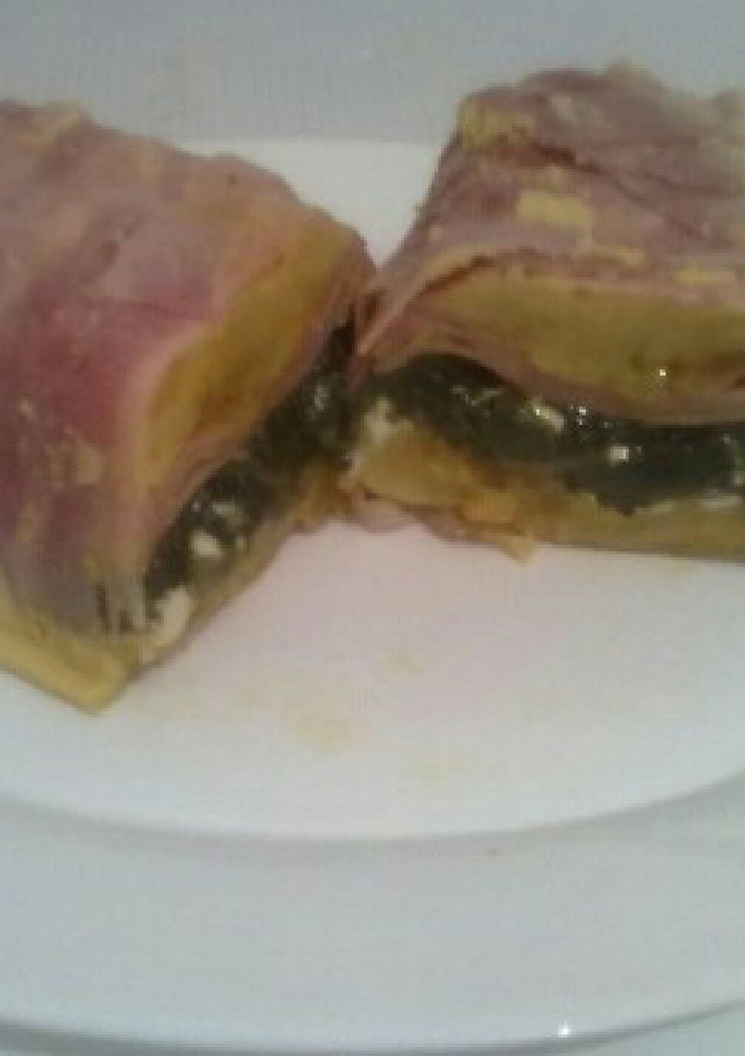 Una foto de Pastel de tortilla de patata, beicon, acelgas y jamán york y queso
