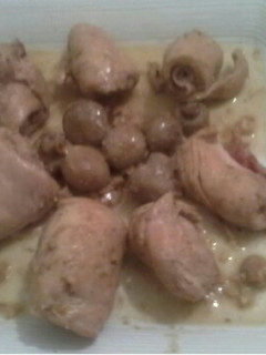 Una foto de Rollito de pechuga con beicon y champiñones y almendras