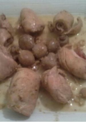 Una foto de Rollito de pechuga con beicon y champiñones y almendras 