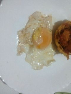 Una foto de Huevo frito con nido de patata relleno de pisto