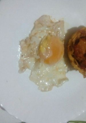 Una foto de Huevo frito con nido de patata relleno de pisto 