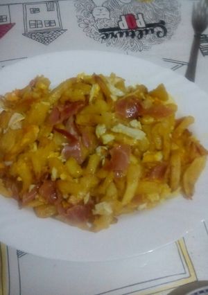 Una foto de Patatas con jamón y huevos rotos 