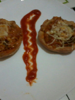 Una foto de Tartaletas de hojaldre rellenas de pisto gratinadas con cuatro quesos
