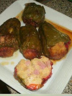 Una foto de pimientos relleno de tortilla de patatas y jamon york y queso 