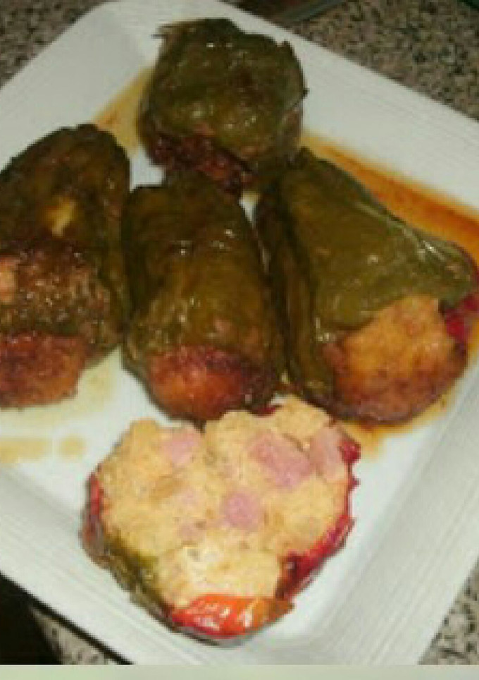 Una foto de pimientos relleno de tortilla de patatas y jamon york y queso 