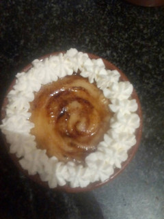 Una foto de Tartaletas de crema de vainilla con bizcocho y nata