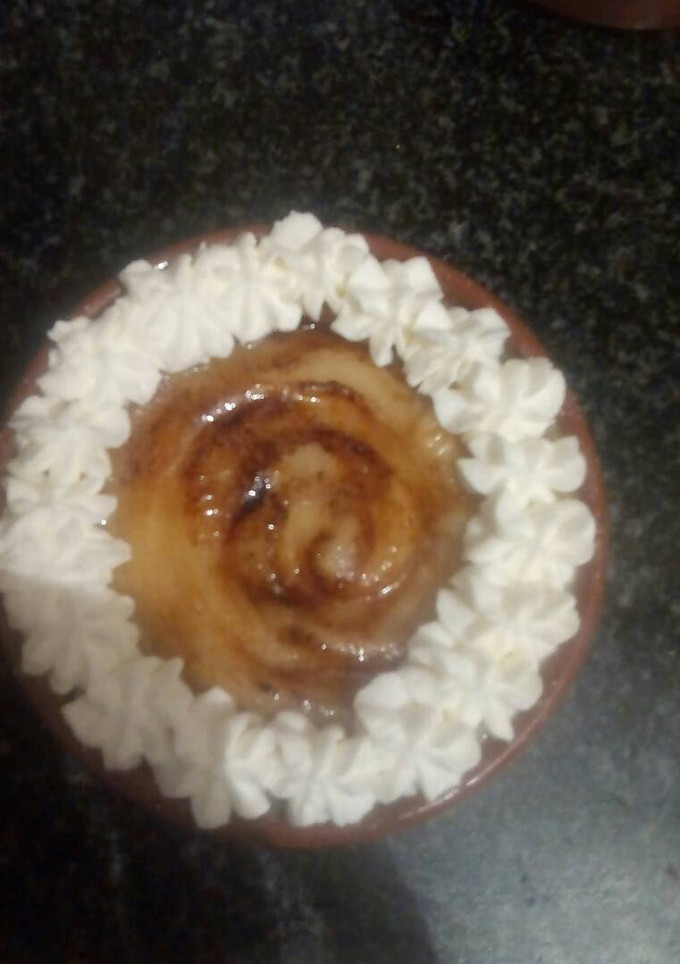 Una foto de Tartaletas de crema de vainilla con bizcocho y nata 