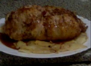 Una foto de pollo dehuesado relleno al horno 