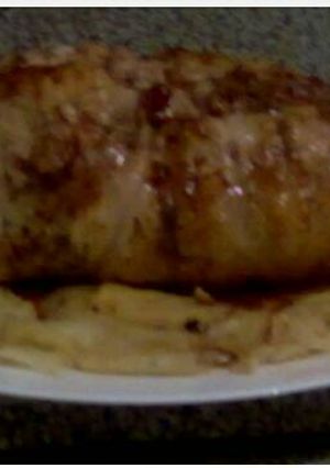 Una foto de pollo dehuesado relleno al horno 