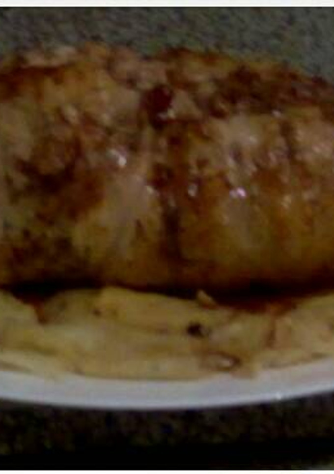 Una foto de pollo dehuesado relleno al horno 