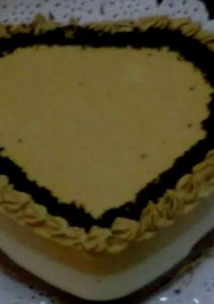 Una foto de tarta de tres turrones 