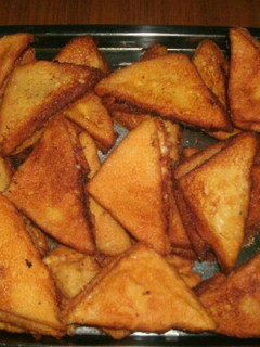 Una foto de triangulos de jamon y queso