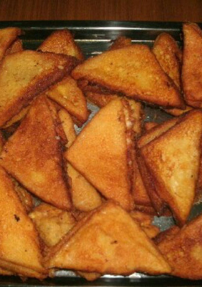 Una foto de triangulos de jamon y queso 