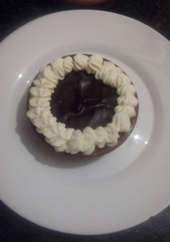 Una foto de tartaletas de crema de naranjas y cobertura de chocolate 