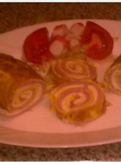 Una foto de Rollo de tortilla rellena de jamón york y queso