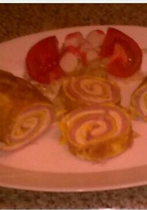 Una foto de Rollo de tortilla rellena de jamón york y queso 