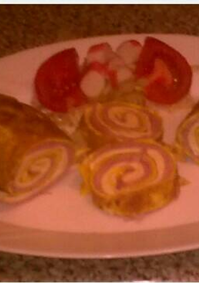 Una foto de Rollo de tortilla rellena de jamón york y queso 